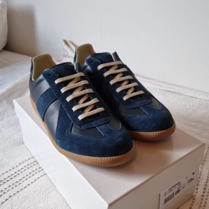 Maison margiela GATS - Nu säljer jag ett par stilrena mörkblåa GATS i storlek 43, skicket är 9/10, boxen och dustbags ingår, skriv vid minsta lilla fundering och lägre pris vid snabbaffar