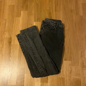 Svarta jeans från Grunt ourganic - Snygga svarta jeans från Grunt ourganic i klassisk rak modell. Jeansen har fem fickor, bälteshällor och är tillverkade i ekologisk bomull. Perfekta för dig som gillar en stilren och enkel look.