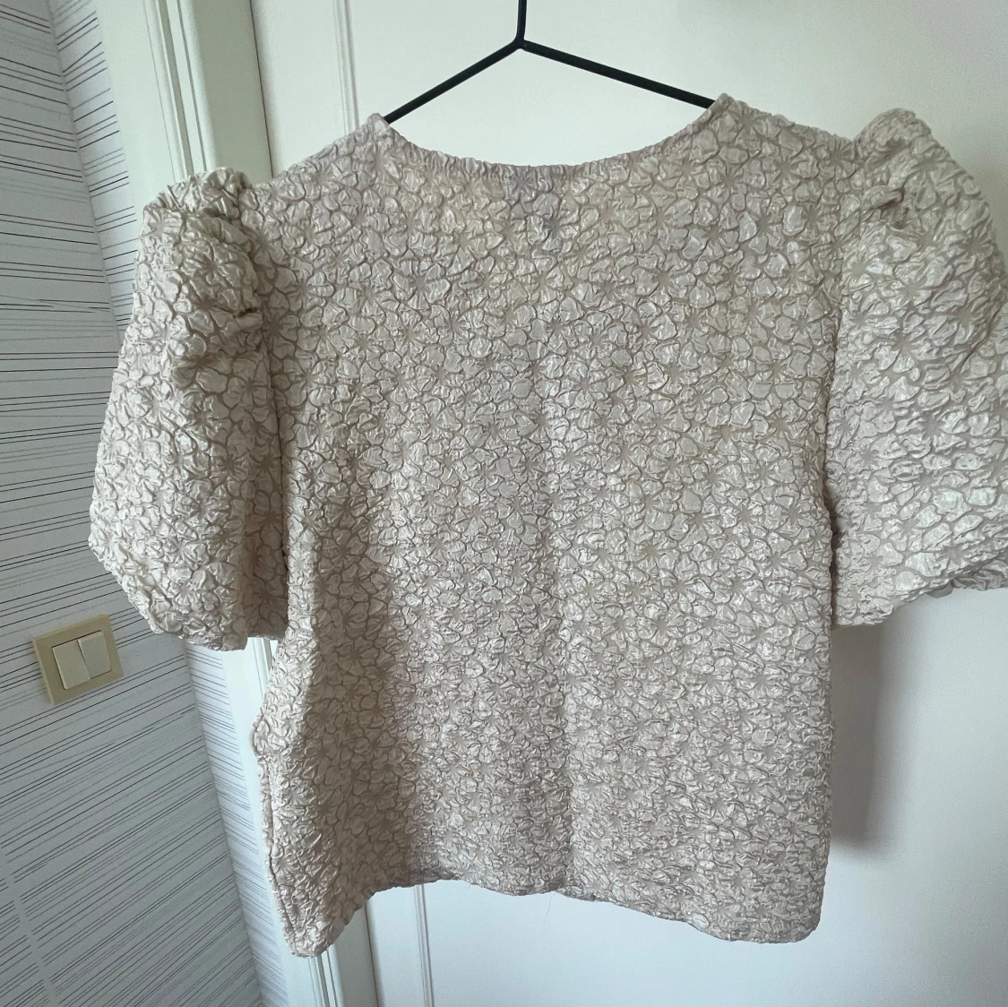 Blus med puffärmar champange/beige - 2