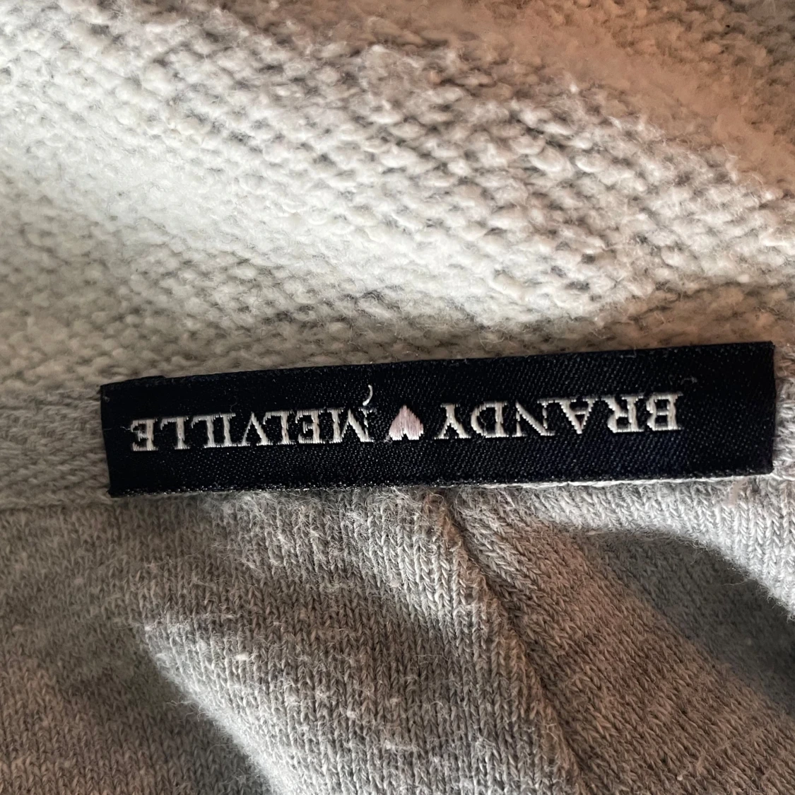 Grå croppad ziphoodie från Brandy Melville - 2