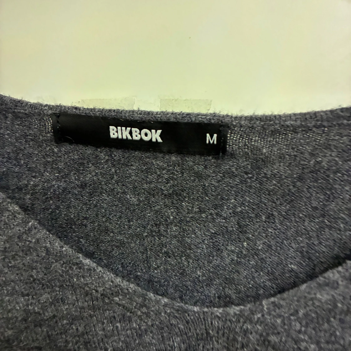 Mörkgrå v-ringad tröja från Bik Bok - 1