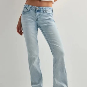 True Religion ljusblå jeans med broderi - Helt nya och knappt använda men säljer pga att de är för stora för mig. Ljusblå jeans från True Religion med raka ben och snygga broderade bakfickor med knappar. Klassisk femficksmodell, normal midja och i mjukt denimtyg. Perfekta för dig som gillar en avslappnad men ändå trendig look.