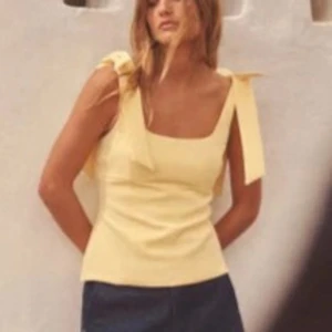 Gul Zara topp - Topp med rosett på axlarna, aldrig använd bara testad på. Lappen finns kvar🥰