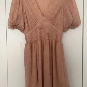 Beige kortklänning från Vero Moda - I stort sett oanvänd 