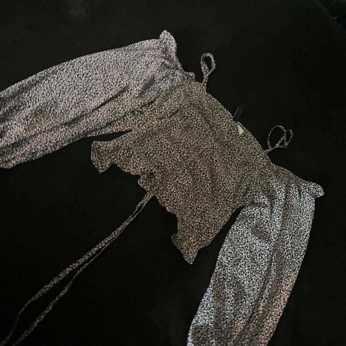 Blommig croppad blus från H&M Divided - 1