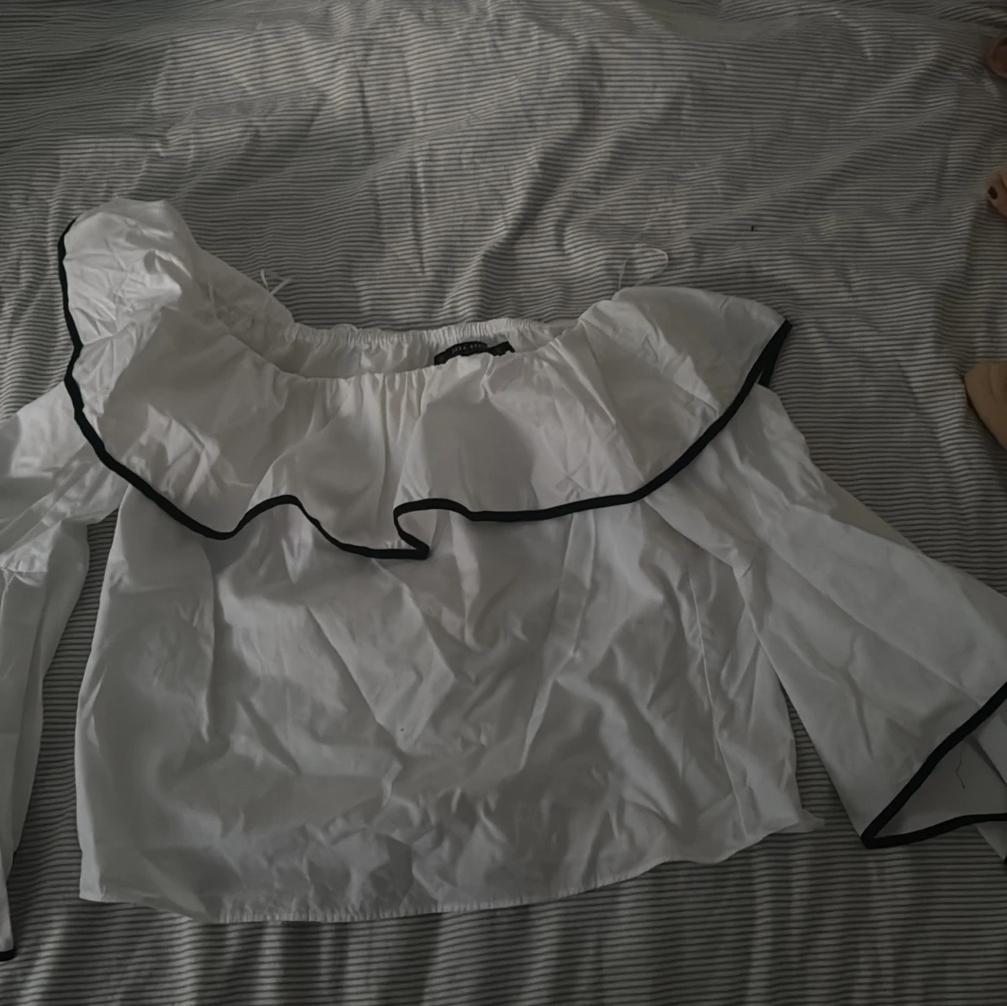 Vit blus med volang och svarta kanter - 2