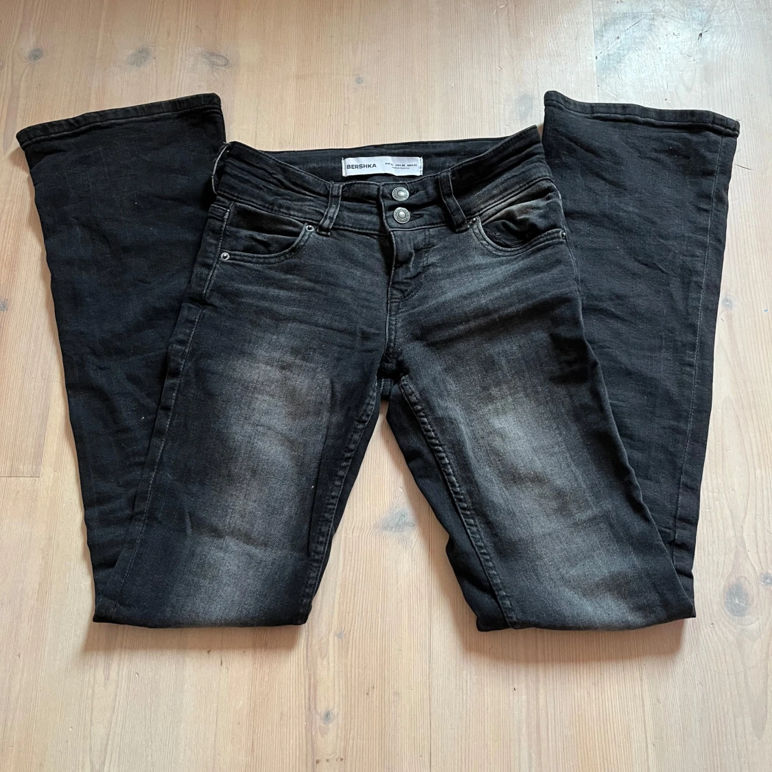 Svarta bootcut jeans