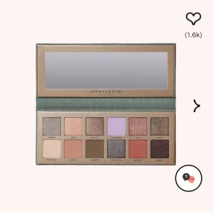 Anastasia Beverly Hills ögonskuggspalett - Snygg ögonskuggspalett med 12 nyanser från Anastasia Beverly Hills. Paletten har både matta och skimriga färger i grönt, lila, guld, brunt, beige och koppar. Lyxig grön förpackning med spegel och gulddetaljer. Perfekt för kreativa looks och färgstarka sminkningar.