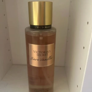 Victoria's Secret Bare Vanilla mist - En lyxig doftmist från Victoria's Secret i doften Bare Vanilla. Fraktas endast med post nord!