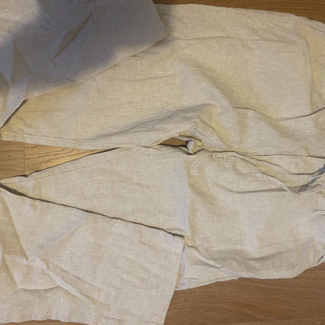 Beiga linnebyxor med snörning - 1