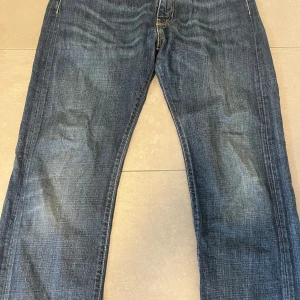 Levi's 501 mörkblå jeans straight fit - Klassiska 501 Levis jeans mörkblå. Finns att hämta i Bromma. Storlek W34/L32