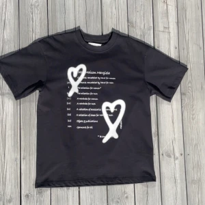 Maison Margiela T-shirt - Säljer denna feta Maison Margiela tröjan!            Storlek S | Skick 10/10 | hör av dig vid frågor!   Og finns