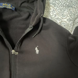 Ralph Lauren Polo Kofta - Säljer min min Polo kofta som inre längre kommer till användning, där jag har införskaffat mig en ny. Har du några frågor eller beundringar är det bara och säga till! Ops, vid snabbaffär kan priset diskuteras! Storleken står som Xl men är mer som en L/M