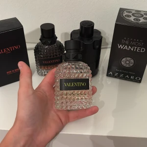 Valentino Uomo parfymflaska - Valentino Yellow Dream 50ml. Perfekt för dig som gillar exklusiva dofter. Parfymen kommer utan original kartong men är hundra procent äkta 💯. Ca 42-45 ml kvar i flaskan.