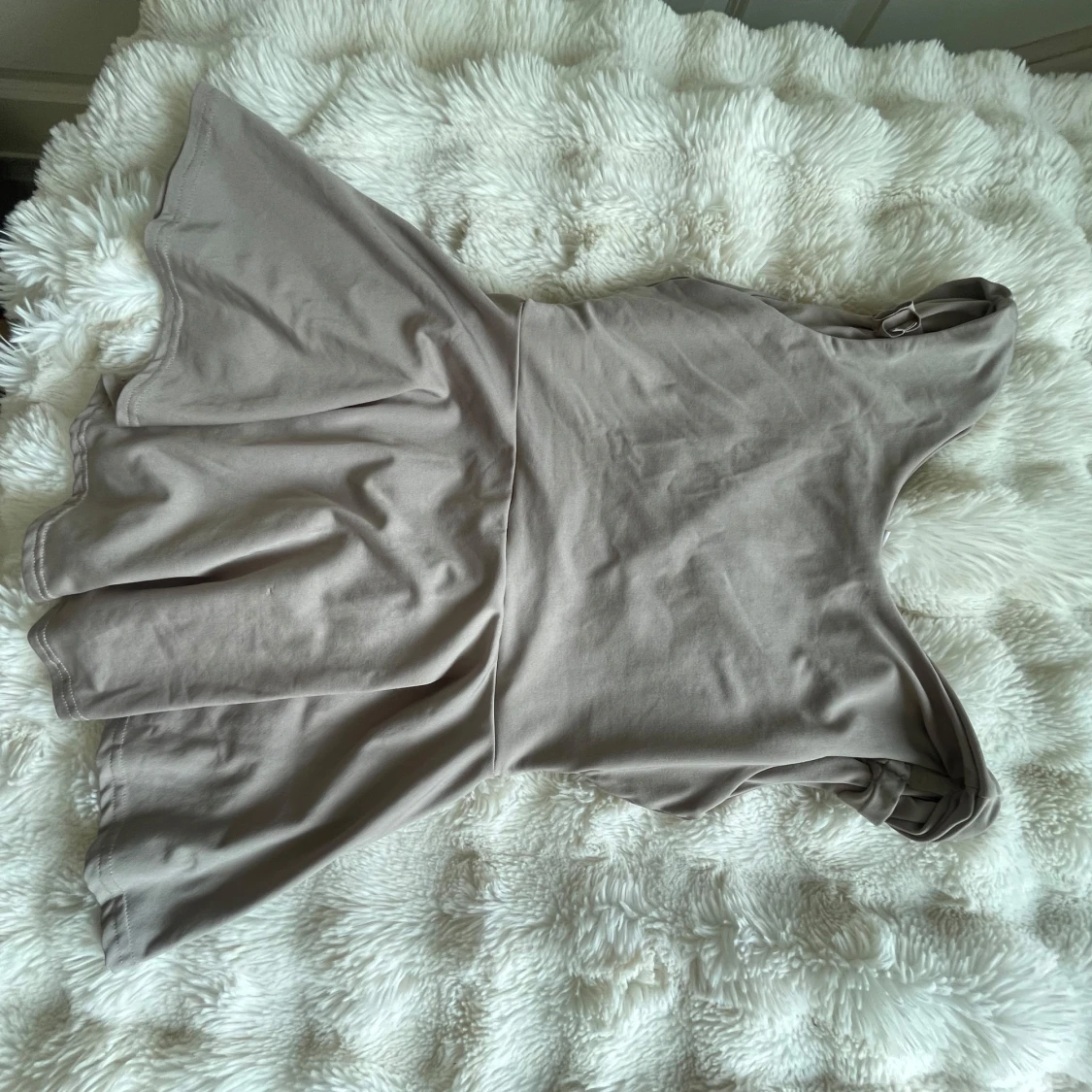 Beige kort omlottklänning med knyt - 1