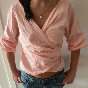 Ljusrosa topp trekvartsärm - Säljer en ljusrosa trekvartsärmade topp från Kappahl!❤️Den är knyt bar🥰