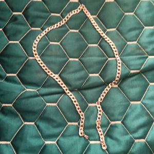 Kedjehalsband i silverfärg - Säljer ett chunky halsband i silverfärgad metall med klassisk kedjelänk. Perfekt för att ge din outfit en cool och trendig vibe. Halsbandet är stilrent och passar till många olika looks.