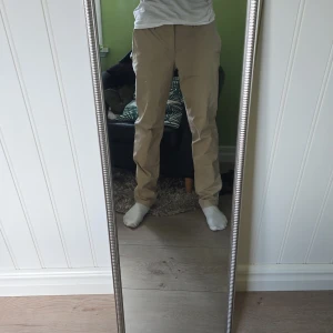 J.Lindeberg chinos - Ett par supersnygga J.Lindeberg chinos i storlek 33/32. Byxorna är i väldigt bra skick!