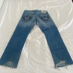 True religion jeans - Feta true religion jeans. Trasiga nertill där av priset.