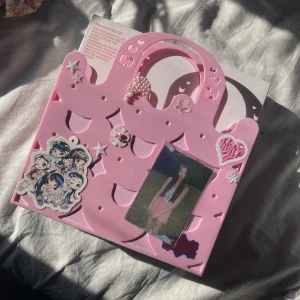 K-pop album newjeans super shy bunny bag - Det finns inga PhotoKort med utan bara photobok och cd och själva albumet💞 (man får lomo cardet och free Bies med såklart)