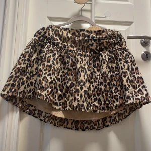 Leopardmönstrad kortkjol Gina Tricot - Jättefin leopardkjol från Gina tricot i storleken 170❤️aldrig använt och som helt ny, den är slutsåld på hemsidan och jag tror det är svårt att få tag på den i butik❤️