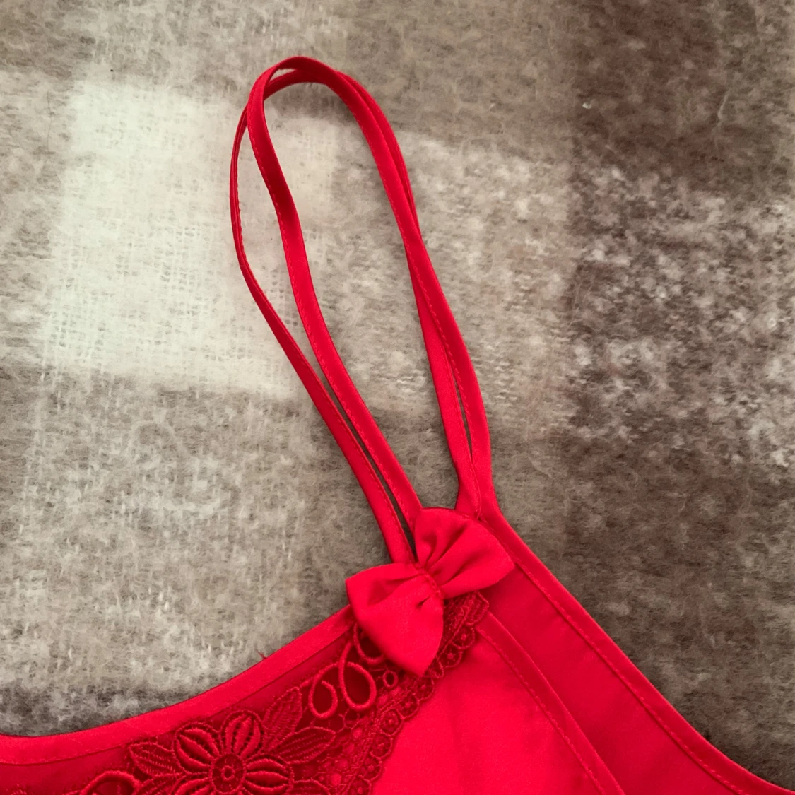 Röd satin linnetopp med spets - 2