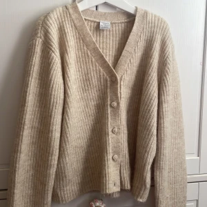 Beige ribbad kofta från Lindex - Beige kofta från Lindex köpte från Sellpy. Har använts en gång. Kort modell.
