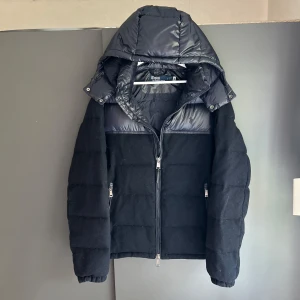 Ralph Lauren Jacka - Mycket fint skick, inga defekter. Storlek M passar dig som är mellan 178-188cm. Nypris ca 5000kr. Modellen är 185 cm, 79 kg. Passar bra nu till sen sommar/höst. Skriv för mer information!🤝