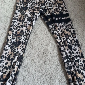 tränings tights från stronger - Tränings tights från stronger. Tight passform och stretchigt material som sitter skönt på kroppen. Perfekta till idrotten, gymmet eller bara vardags🌼🌼Köpte för 800 nypris, men skulle inte mitt pris jag satt passa så kom gärna med bud🌸