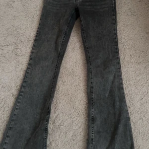 Svarta bootcut jeans från Perfect Jeans - Snygga svarta bootcut jeans från Gina tricot. Säljer pågrund av att den är för långa för mig (jag är 163 typ) annars tycker jag dem sitter jätte fint och verkligen jätte sköna💓 Passar inte priset så kom gärna med bud💓💓