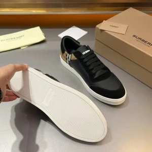 Burberry  - Snygga svarta från Burberry skor med box och dustbag. Riktig feta skor🔥 10 av 10 skick. Storlek 41. Hör av er vid funderingar.