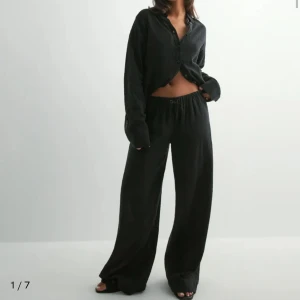 Svarta vida linnebyxor med snörning och skjorta - Säljer ett svart linne set med svarta linnebyxor med breda ben och en skjorta. Byxorna har resår och snörning i midjan. Storlek M i båda delar aldrig använt!!!🖤