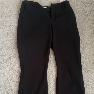 Svarta kostymbyxor från ONLY - Klassiska svarta kostymbyxor från ONLY. Perfekta för en clean och stilren look. Materialet känns mjukt och jätte skönt att gå runt med.💖knappt använda