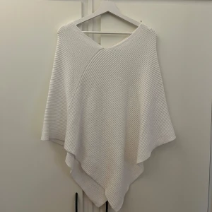 Poncho  - Säljer denna fina ponchon ifrån Kappahl i storlek onesize. Bra skick, super fin nu i sommar och passar till det mesta 🎀🎀