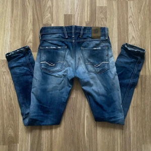 Replay anbass jeans - Säljer dessa replay jeans i snygg färg med riktigt feta slitningar, skriv vid minsta fundering!