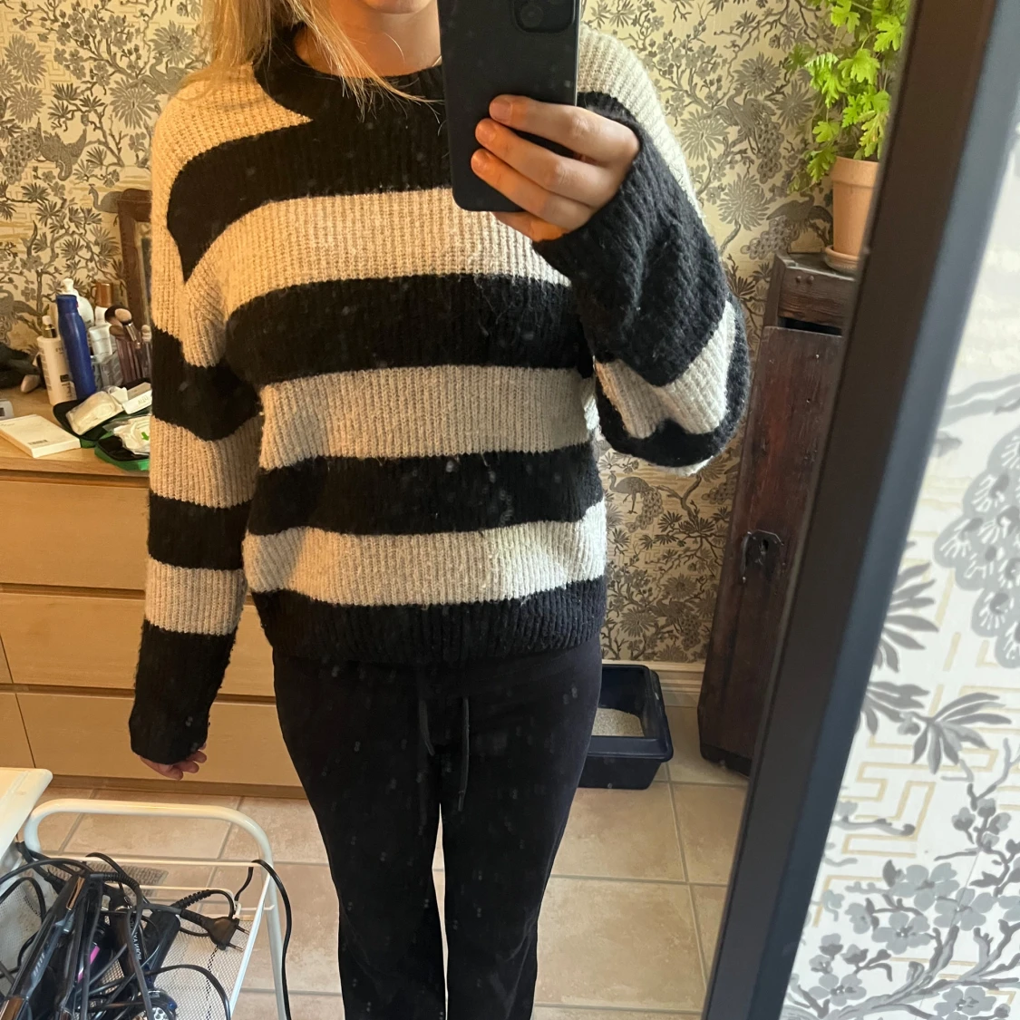 Randig stickad tröja i svart och beige - 1