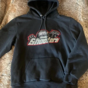 Trapstar hoodie - Säljer en svart hoodie från Trapstar London. Hoddien är i  Storlek L men kan passa M också, Skicket är 08/10🔥.       Perfekt för den kommande höst terminen och för priset så är det väldigt bra deal🙌 frågor om passform eller fler bilder? Kontakta mig🤩🤝