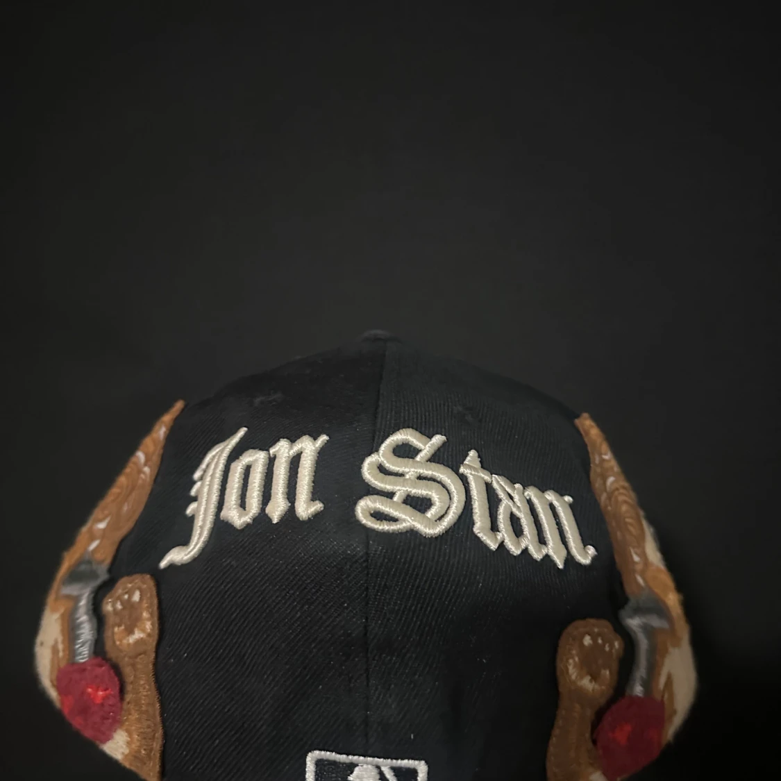 Svart NY keps med broderade motiv - 1