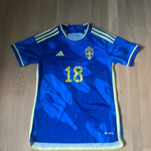 Sverige Rolfö #18 blå matchtröja Adidas - !säljs inte längre! Kom med bra bud. Sverige landslags tröja EM 2023. Ny pris på 1300kr med tryck. Hör av dig vid frågor mm😇 pris går alltid att diskutera!