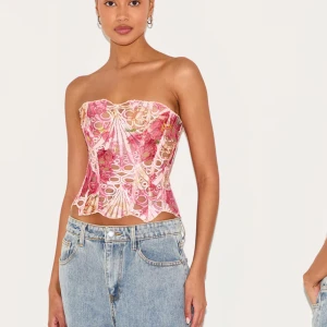 Plt korsett - Säljer min finaste korsett topp då jag vill byta till en annan stl! Perfekt för en sommarkväll eller uppklätt tillfälle! Stl 8 vilket känns som en xs/s 💕💕 endast använd två gånger därav som ny💕 