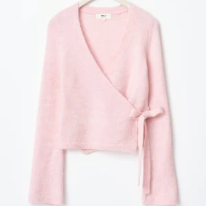 Ljusrosa omlottkofta med knyt - Slutsåld på ginatricot ! Supersöt ljusrosa omlottkofta från ginatricot som inte kom till andävning . Andvänt den ungefär två gånger. 