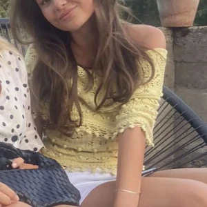 Gul offshoulder topp - Superfin ljusgul offshoulder topp med virkade detaljer och volangkant. Storlek xs men skulle säga att den sitter som en S💛