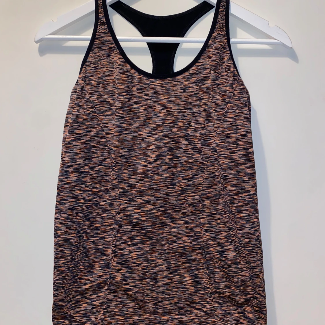 Mönstrad träningstopp från Gina Tricot