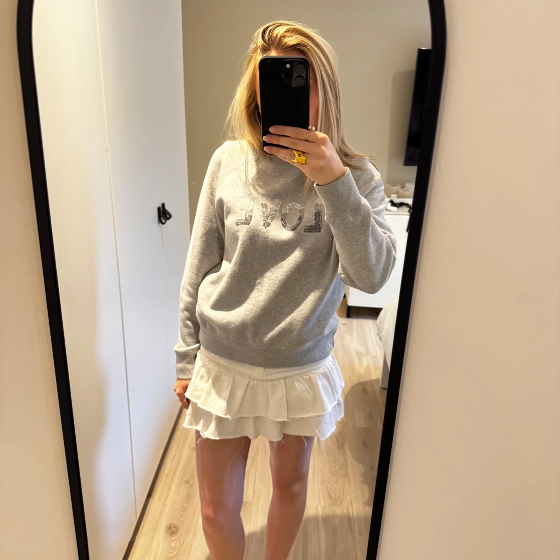 Grå sweatshirt med LOVE-tryck - 1