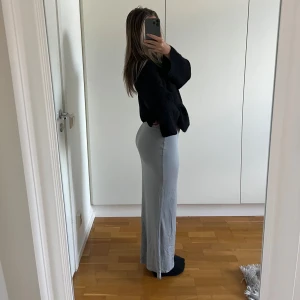 Ljusgrå långkjol - Långkjol med superfin passform, från Bikbok