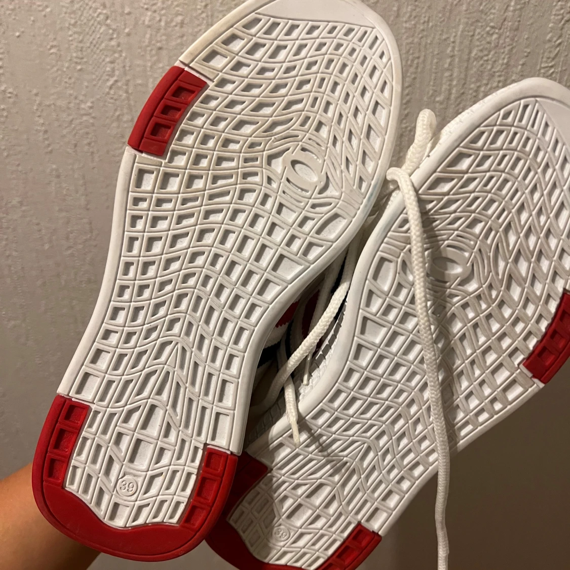 Vita Adidas sneakers med röda detaljer - 3