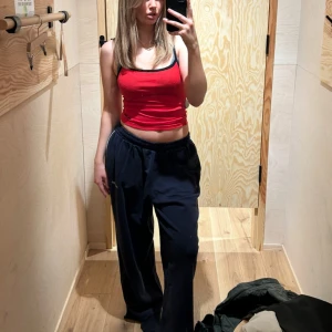 Rött linne Urban Outfitters - Linne från Urban O. Supersöt och använd kanske fyra-fem gånger. 