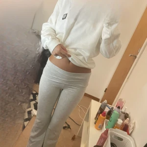 Grå mjukisbyxor med bootcut - Yoga pants i strl 146 säljer dom pga av att dom e för korta för mig,från Cubus!