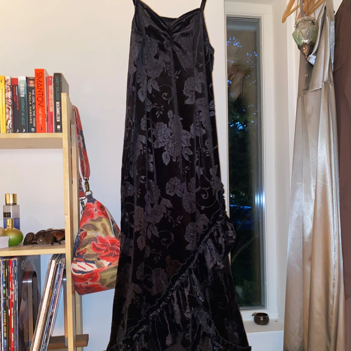 Svart mönstrad klänning - 1