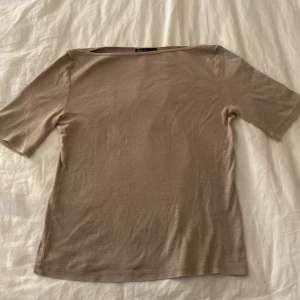 Beige topp ifrån Zara💞 - Säljer denna beige topp ifrån Zara!!💞använt några gånger, men skulle säga att den är ny💞